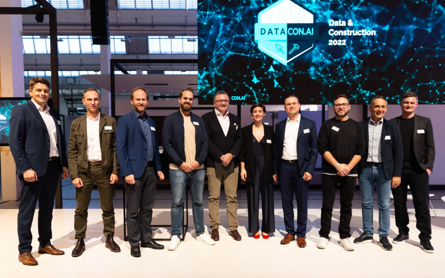 Speaker und Gastgeber der DataCon 2022 im Zumtobel Lichtforum Dornbirn (v.l.): Thomas Ölz (Zumtobel Group), Philipp Dohmen (Amberg Group), Gerhard Höfinger, Marco Xaver Bornschlegl (beide STRABAG), Thomas Pöll (SOLID – Wirtschaft und Technik am Bau), Stephanie Hollenstein (Rhomberg Bau), Uwe Schönfelder (Goldbeck), Brian Ringley (Boston Dynamics), Hubert Rhomberg und Manuel Eugster (beide Rhomberg Bau). Online dabei (nicht am Bild): Sarah Buchner (Trunk Tools) und Jan-Hendrik Goldbeck (Goldbeck).  