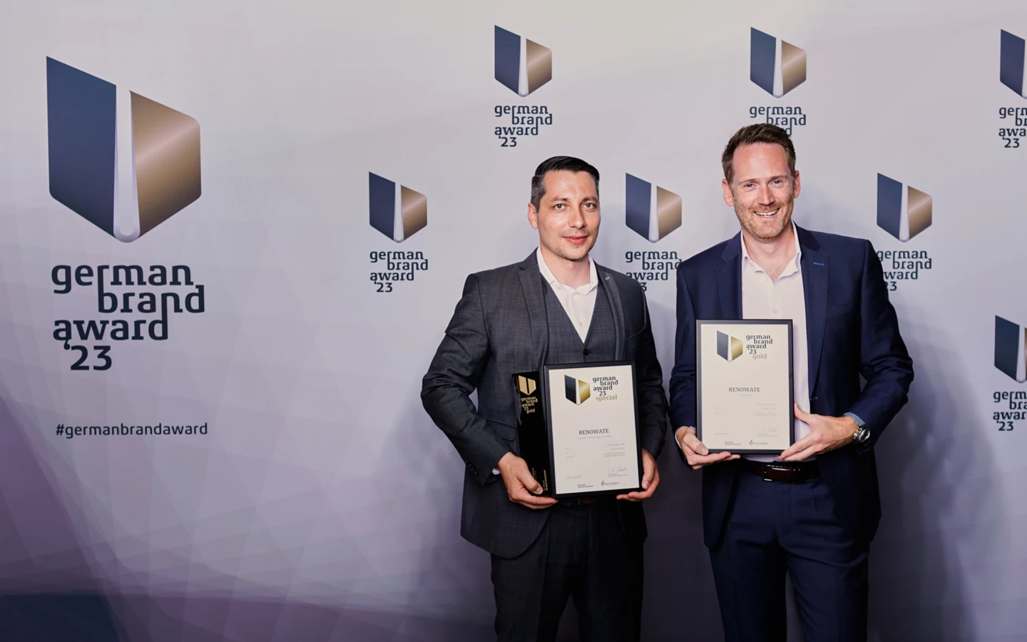 Auszeichnungen 2 und 3: Johannes Brunn (l.) und Andreas Klipp (r.) von Renowate mit den German Brand Awards in Frankfurt.