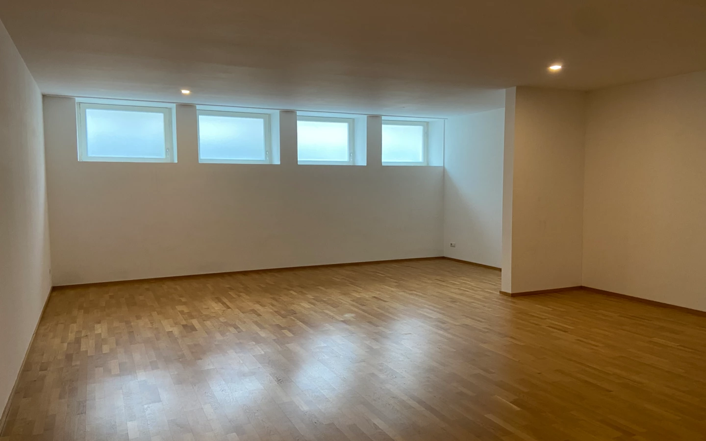 Bahnhofstraße Leerer Raum mit Holzboden Bahnhofstraße Leerer Raum mit Holzboden
