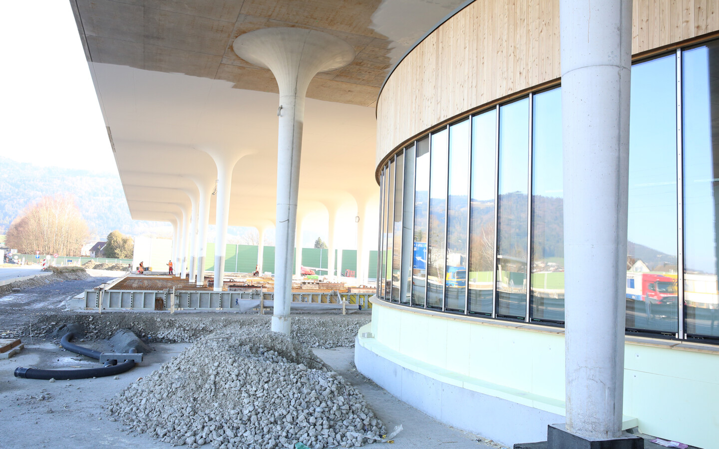 Raststation Bodensee Hörbranz Rhomberg Bau mit Kieshaufen Raststation Bodensee Hörbranz Rhomberg Bau mit Kieshaufen