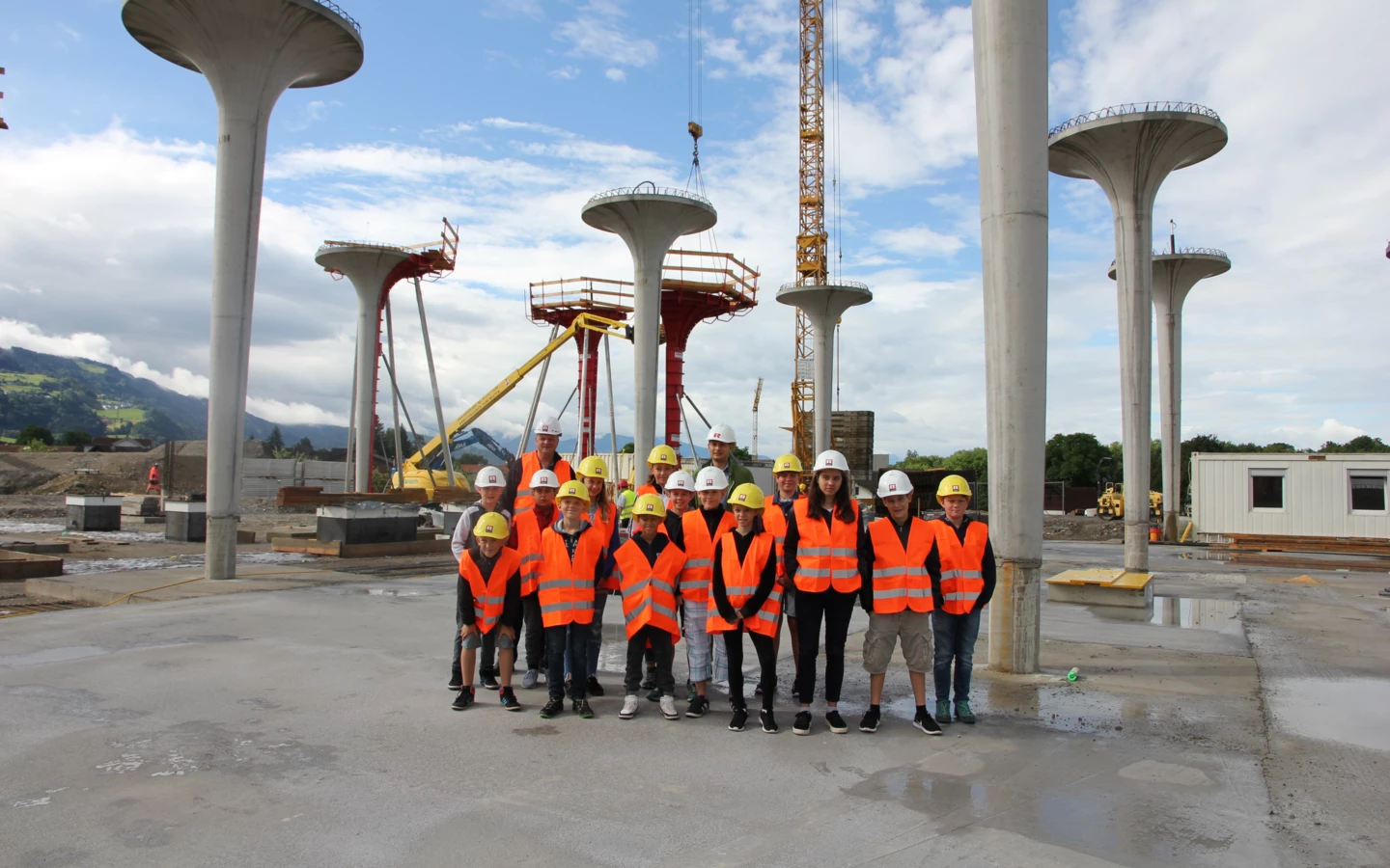 Die Teilnehmer des Vorarlberger Zukunftstages konnten sich auf der Baustelle der Raststation Hörbranz selbst ein Bild vom Baustellenalltag machen. Die Teilnehmer des Vorarlberger Zukunftstages konnten sich auf der Baustelle der Raststation Hörbranz selbst ein Bild vom Baustellenalltag machen.