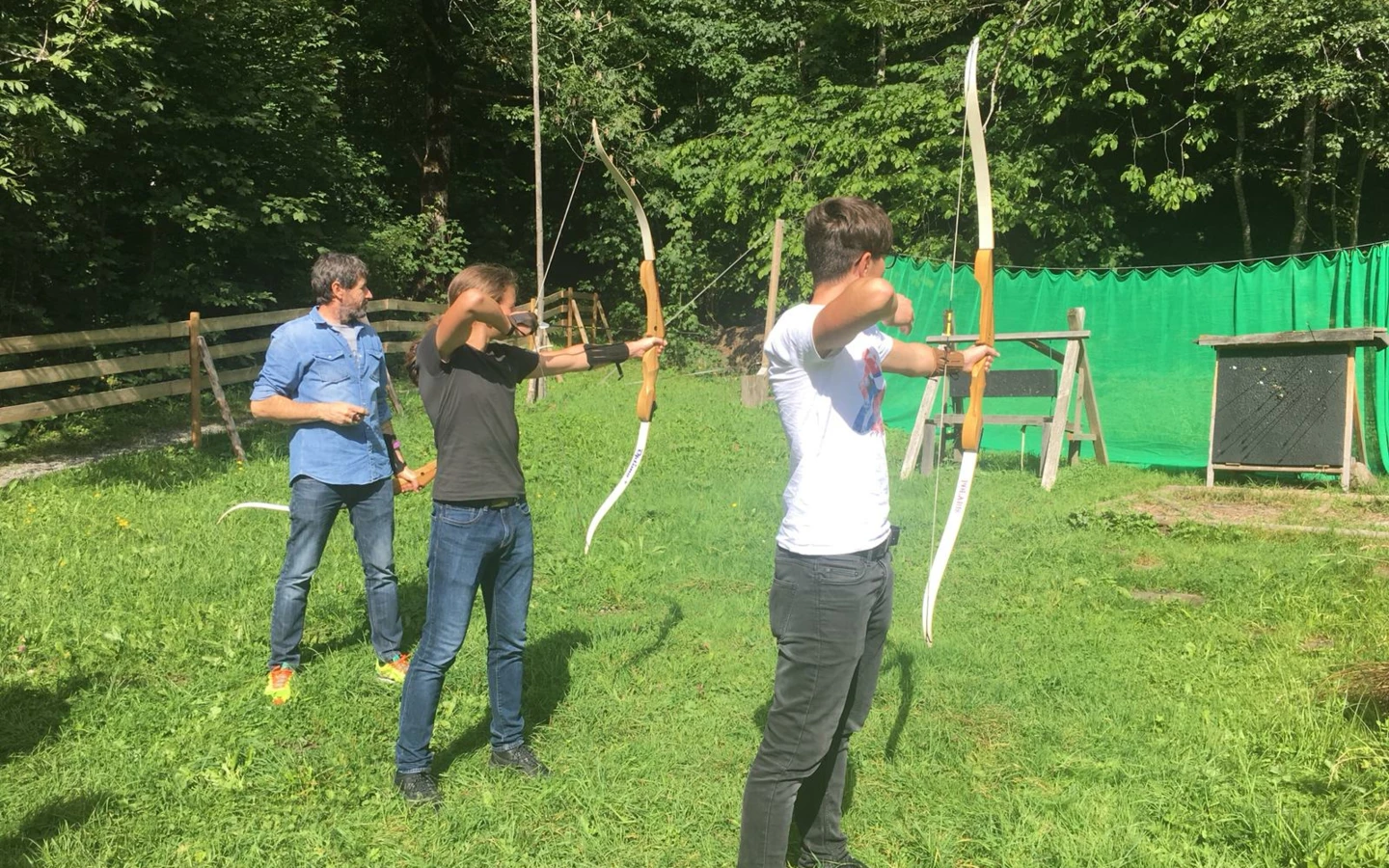 Bild von Lehrlingen 2019 beim Bogenschiessen