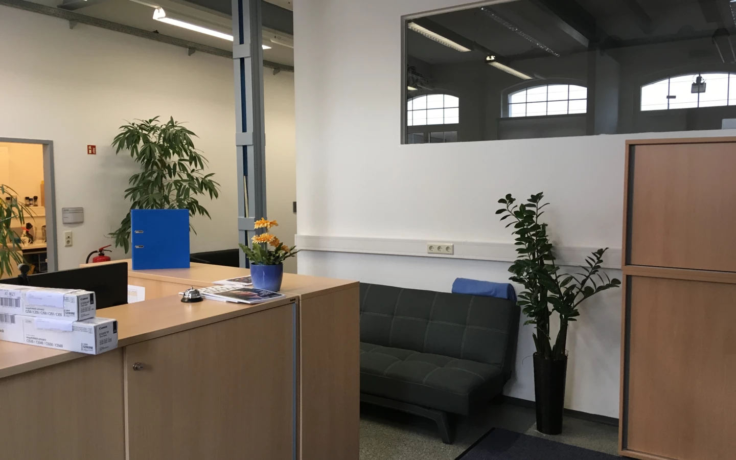 Rhomberg's Fabrik Büro mit Schreibtisch, PC und Pflanzen Rhomberg's Fabrik Büro mit Schreibtisch, PC und Pflanzen