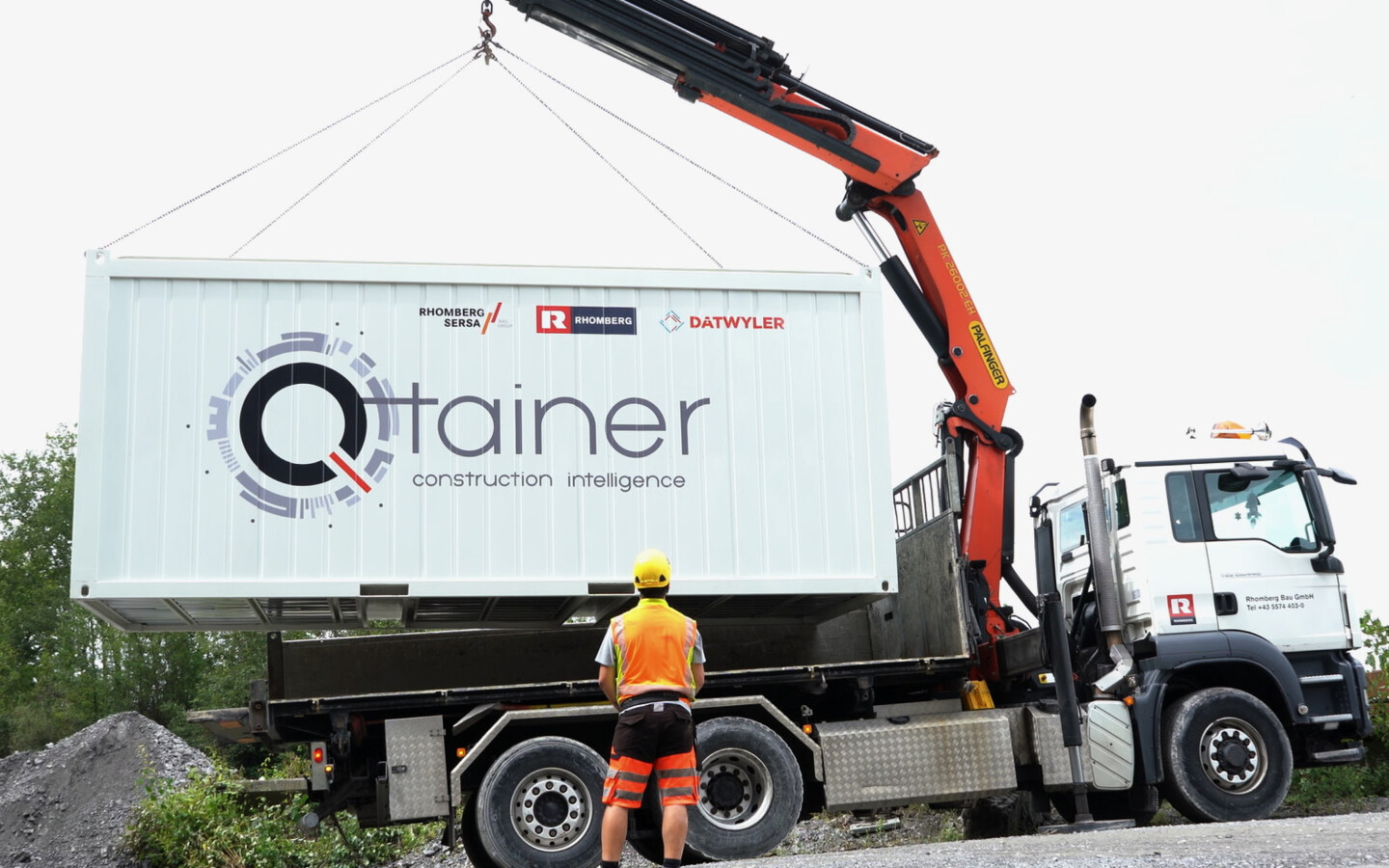 Von außen ein handelsüblicher Baustellencontainer, innen ein Komplettsystem zur Datenerfassung und -analyse auf Baustellen: der Q-tainer von Dätwyler IT Infra und der Rhomberg Sersa Rail Group.
