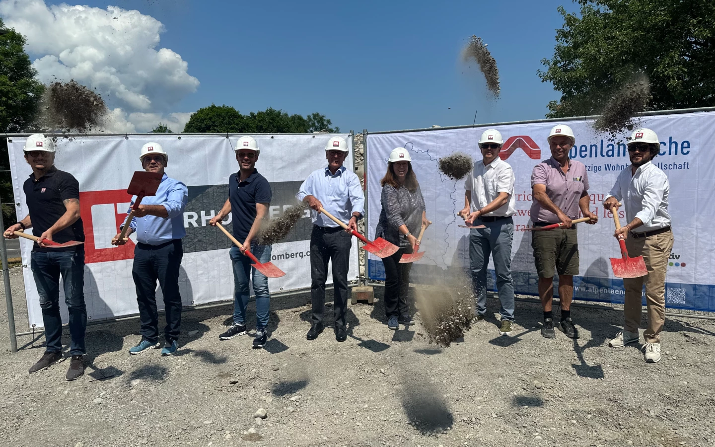 Strahlende Gesichter bei strahlendem Sonnenschein (v.l.n.r.): Martin Kohler (Rhomberg Bau), Ortsvorsteher Peter Stieger, Markus Allgäuer (AGW), Bürgermeister Wolfgang Matt, Alexandra Schalegg (AGW), Christian Jauk (Rhomberg Bau), Wilhelm Hager (Hager Plan GmbH) und Luca Ordonselli (Dorner\Matt\Architekten).