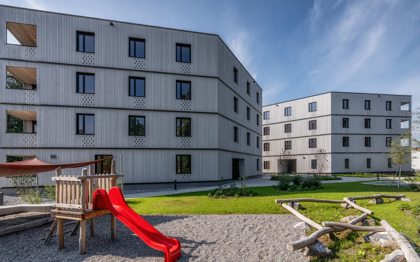 Außen punktet die neue Wohnanlage von WS und Rhomberg Bau mit Holz und qualitativ hochwertigen Freiflächen. Foto: Julian Forte Außen punktet die neue Wohnanlage von WS und Rhomberg Bau mit Holz und qualitativ hochwertigen Freiflächen. Foto: Julian Forte