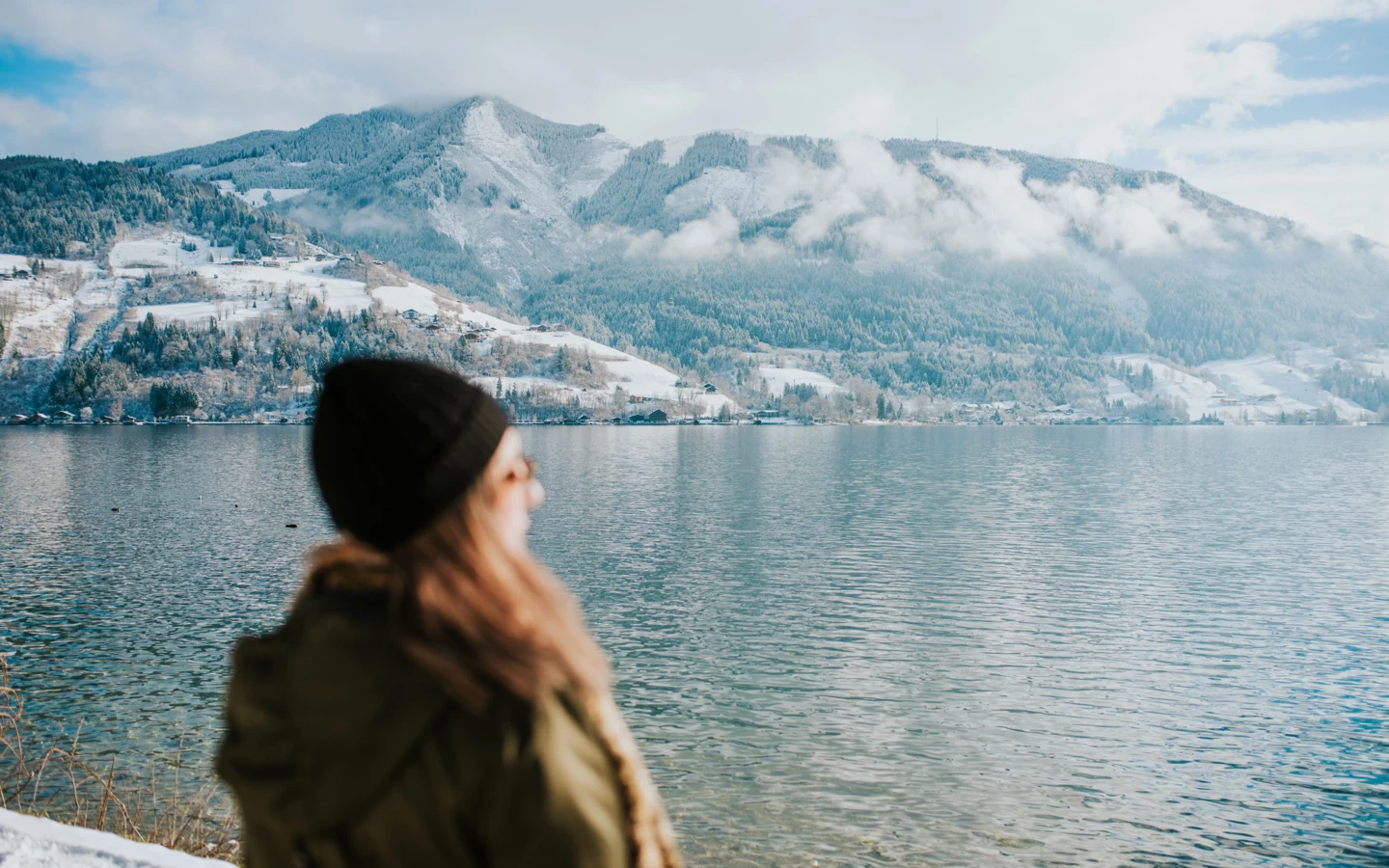 vorarlberg-winter-frau-aussicht-see-berge