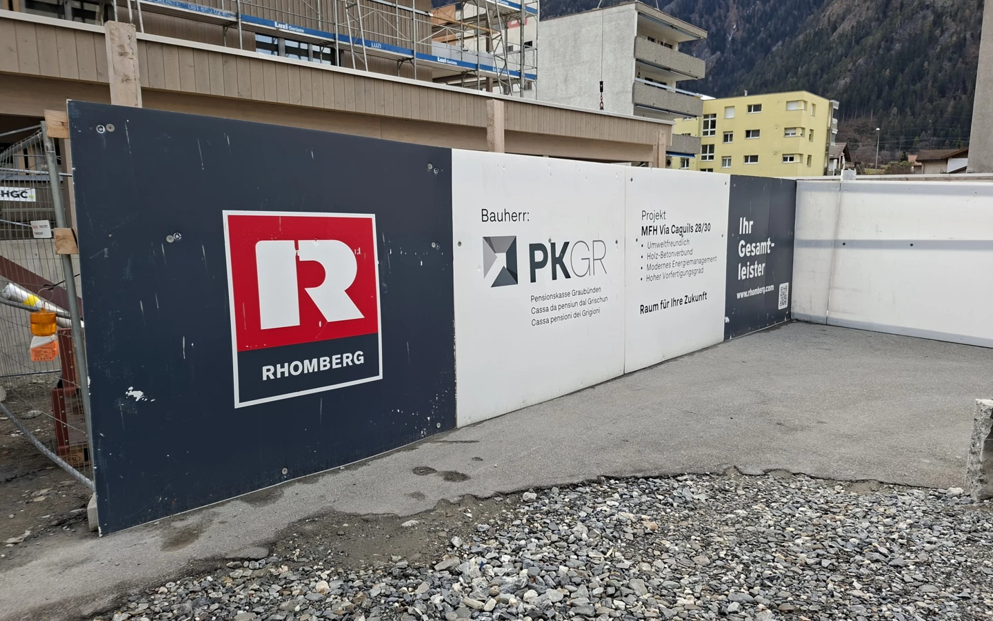 Bautafel des Projekts MFH in Domat/Ems mit Bauherr PKGR und Rhomberg Bau