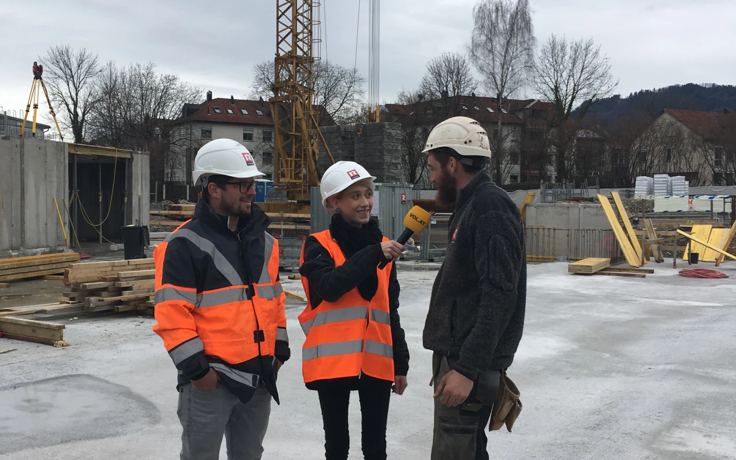 Sara mit unserem Projektleiter und Polier auf der Baustelle. Sara mit unserem Projektleiter und Polier auf der Baustelle.