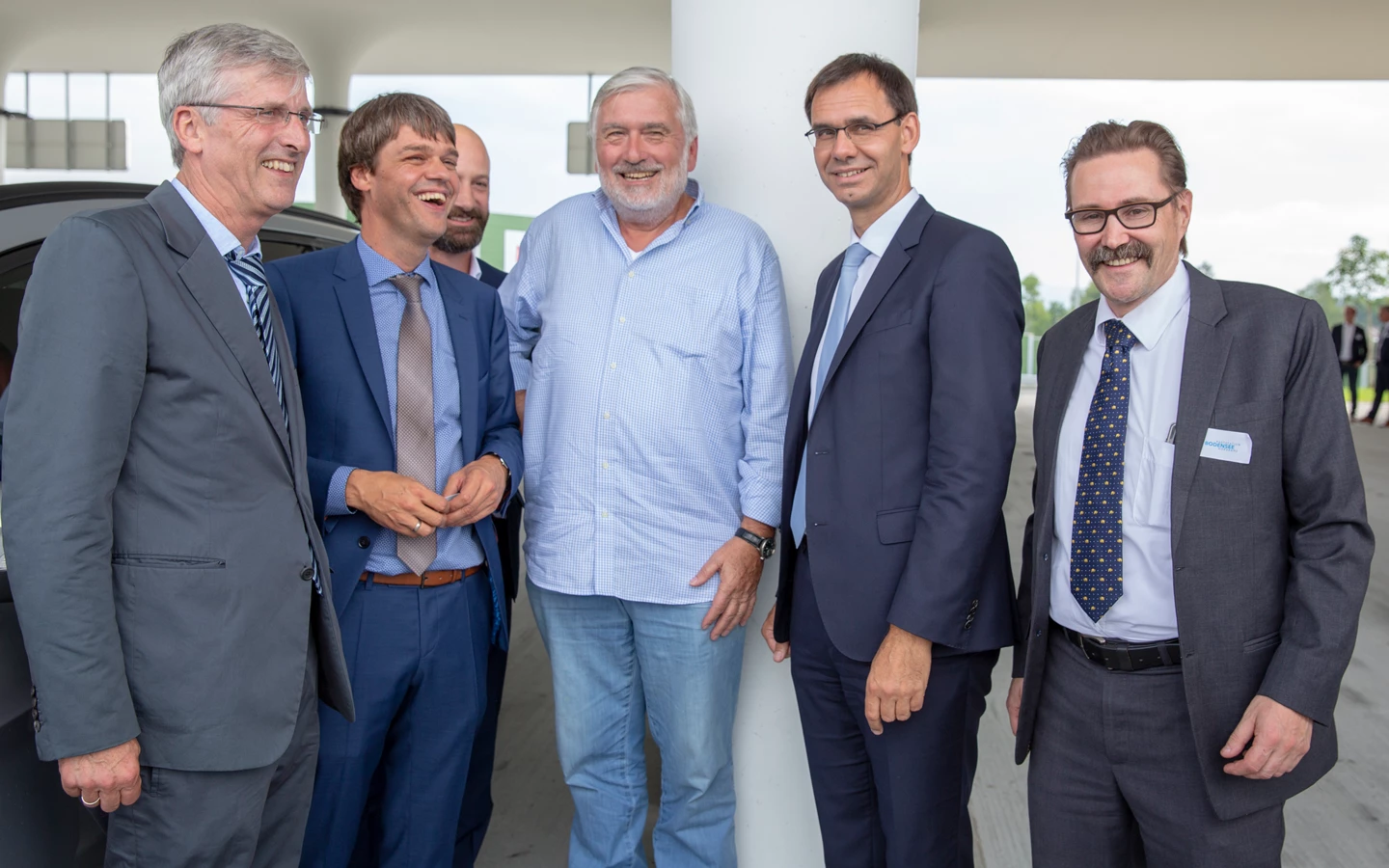 LH Tankwart: Markus Wallner betankte feierlich das Auto von Karl-Heinz  Lensing aus São Paulo, mit seiner Frau gerade auf Europatour und auf dem Weg nach Zürich. Mit dieser Aktion eröffnete der Landeshauptmann offiziell die neue Raststation Bodensee Hörbranz. Die Verantwortlichen der Betreibergesellschaft, der ASFINAG und der Gemeinde gingen ihm dabei tatkräftig zur Hand.