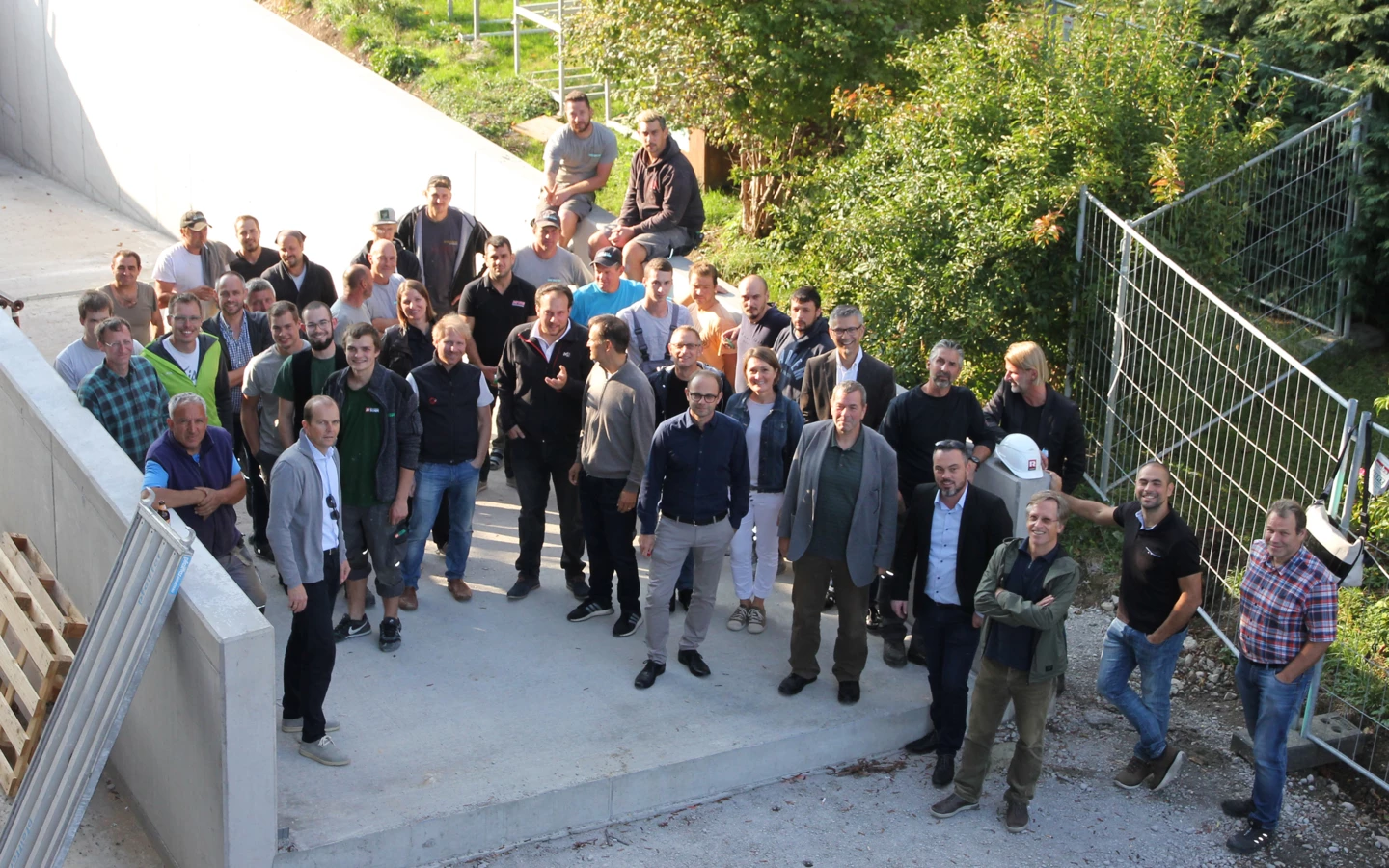 Zahlreiche Gäste feierten mit, darunter Dr. Gebhard Heinzle, Erich Mayer, Thomas Schöpf und Jürgen Loacker von der Wohnbauselbsthilfe, Vizebürgermeisterin Angelika Moosbrugger, Bauamtsleiter Wolfgang Dittrich sowie Vertreter von Rhomberg Bau, des Energieinstituts Vorarlberg, vom Architekturbüro Schnetzer Kreuzer und von den Fachplanern.