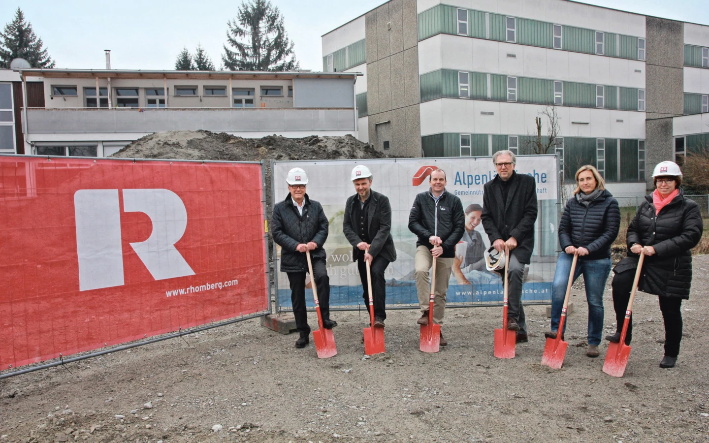 Der feierliche Spatenstich bildete gleichzeitig den Startschuss für zwölf neue Wohn(t)räume. Der feierliche Spatenstich bildete gleichzeitig den Startschuss für zwölf neue Wohn(t)räume.