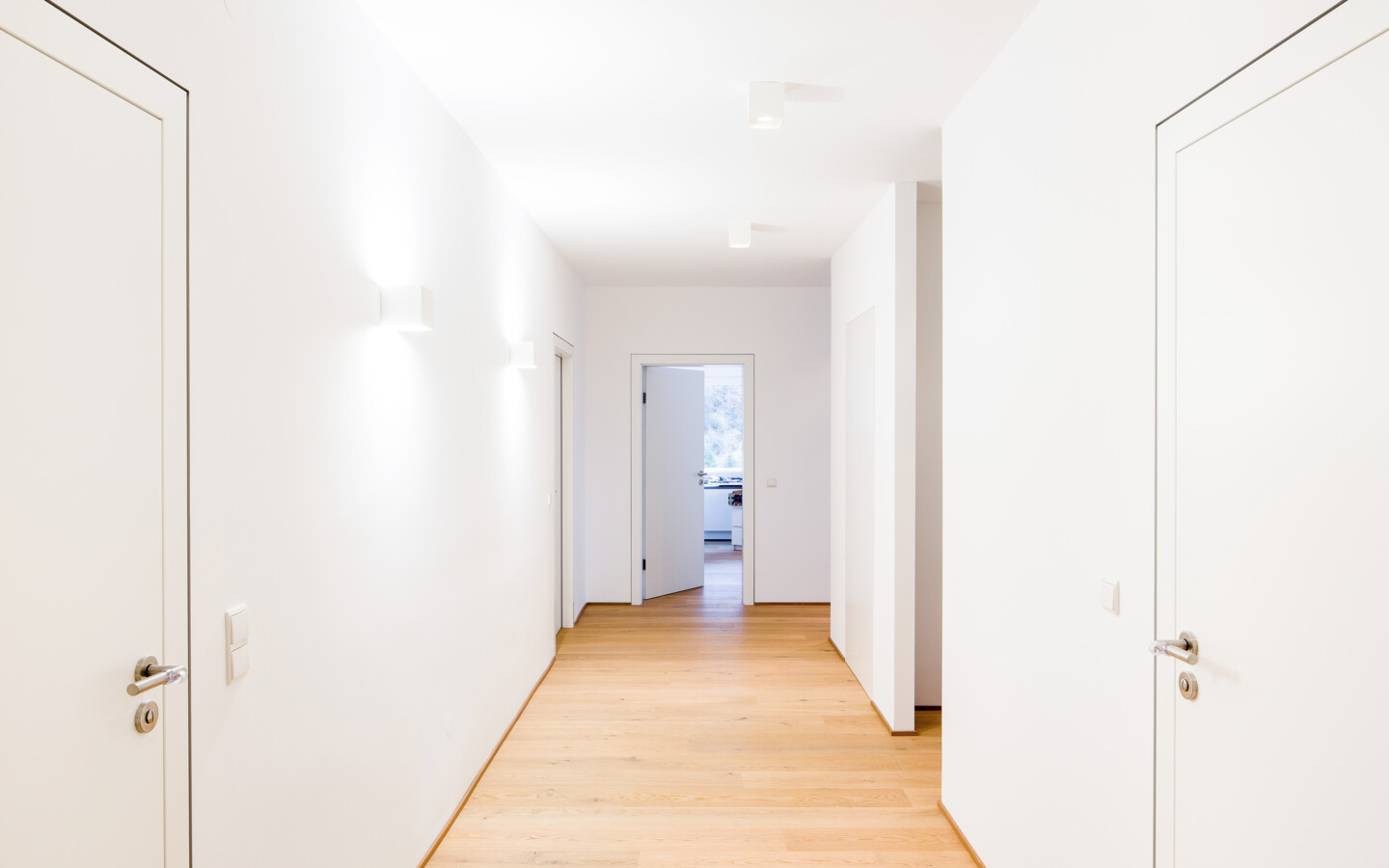 Wohnung Lochau Generalsanierung leerer Flur mit Holzboden Wohnung Lochau Generalsanierung leerer Flur mit Holzboden
