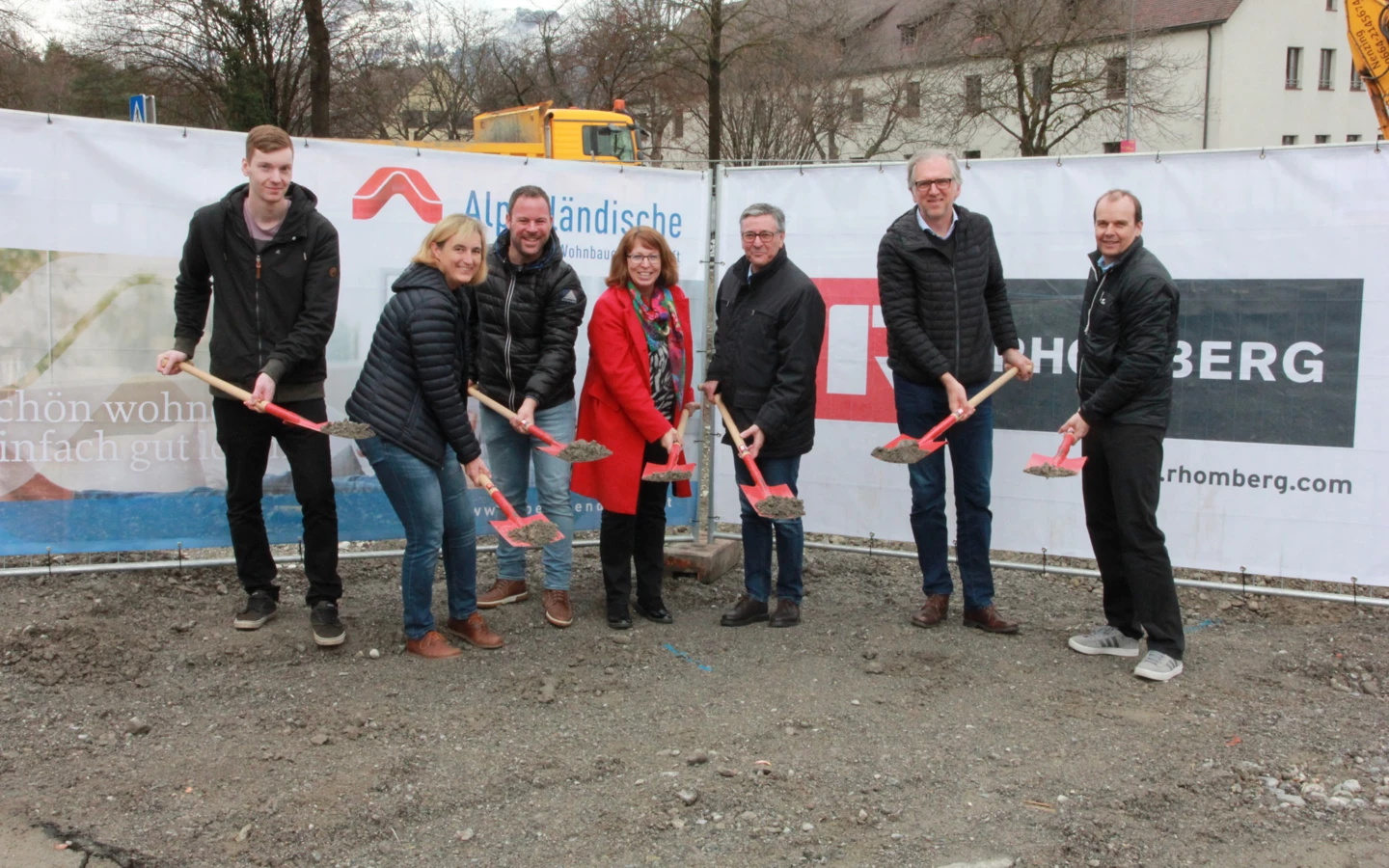 Der Spatenstich in Gisingen fand noch statt: Verantwortliche von Alpenländischer, Rhomberg Bau, Gemeinde und Architekt auf dem Baufeld in der Oberaustraße.