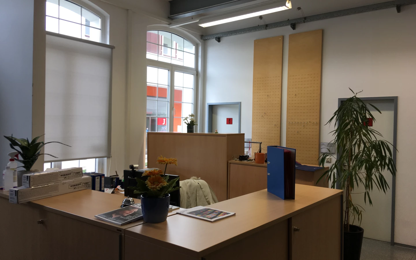 Rhomberg's Fabrik Büro mit Schreibtisch, PC und Fenster 3