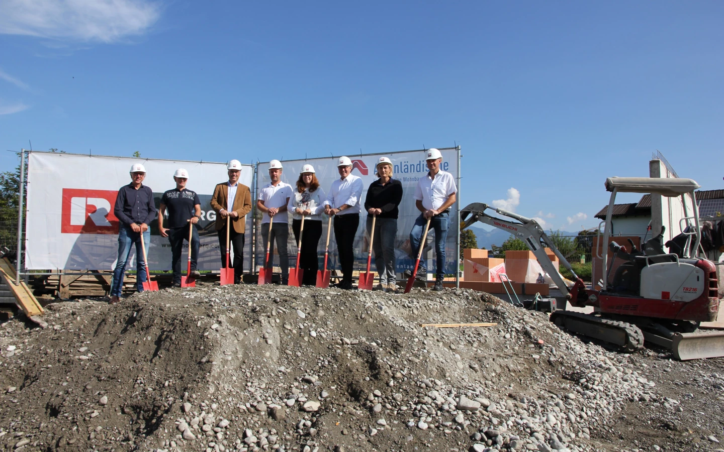 In Nofels feierten die Verantwortlichen von AGW, Rhomberg Bau und der Gemeinde gestern den Baustart einer modernen Wohnanlage mit 18 Einheiten.