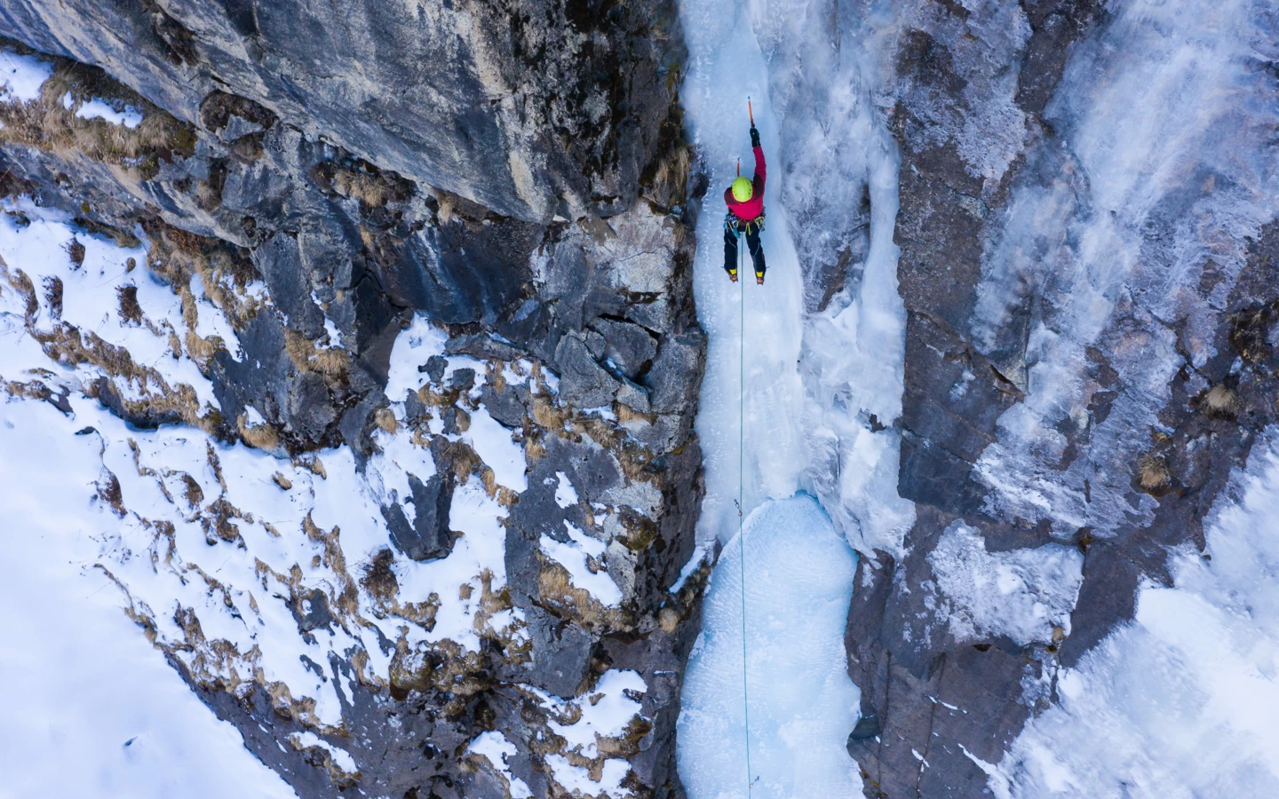 winter-eis-klettern-berge
