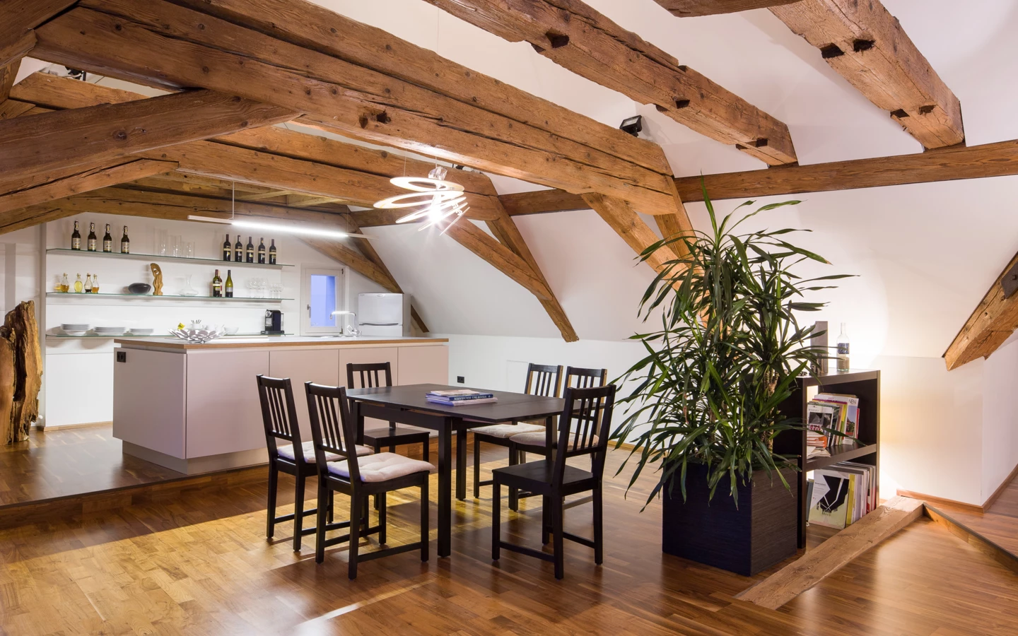 Stadtwohnung Bregenz Generalsanierungen Innenraum aus Holz mit Tisch und Stühlen 2 Stadtwohnung Bregenz Generalsanierungen Innenraum aus Holz mit Tisch und Stühlen 2