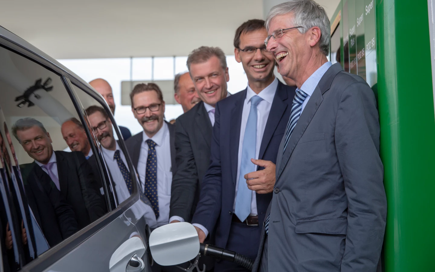LH Tankwart: Markus Wallner betankte feierlich das Auto von Karl-Heinz  Lensing aus São Paulo, mit seiner Frau gerade auf Europatour und auf dem Weg nach Zürich. Mit dieser Aktion eröffnete der Landeshauptmann offiziell die neue Raststation Bodensee Hörbranz. Die Verantwortlichen der Betreibergesellschaft, der ASFINAG und der Gemeinde gingen ihm dabei tatkräftig zur Hand.