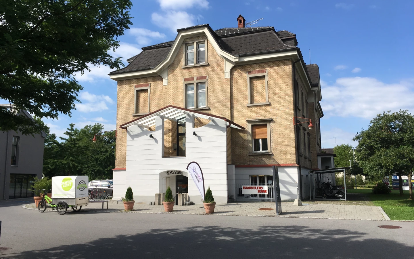 Mädchenheim Aussenansicht mit Baum und Himmel 2 Mädchenheim Aussenansicht mit Baum und Himmel 2