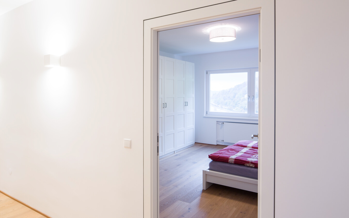 Wohnung Lochau Generalsanierung Flur mit Eingang ins Schlafzimmer Wohnung Lochau Generalsanierung Flur mit Eingang ins Schlafzimmer