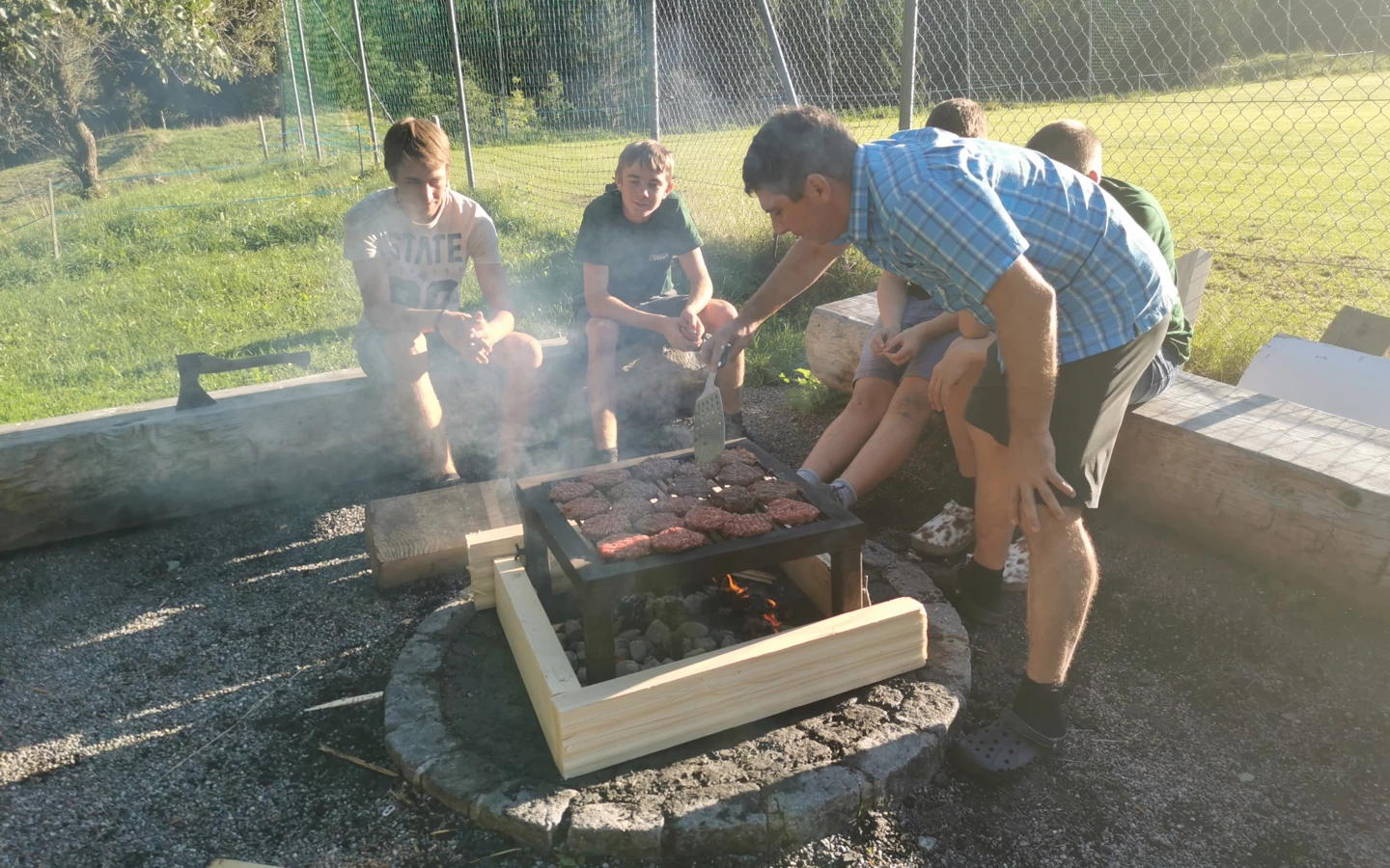 Bild von Lehrlingen 2019 beim Grillen