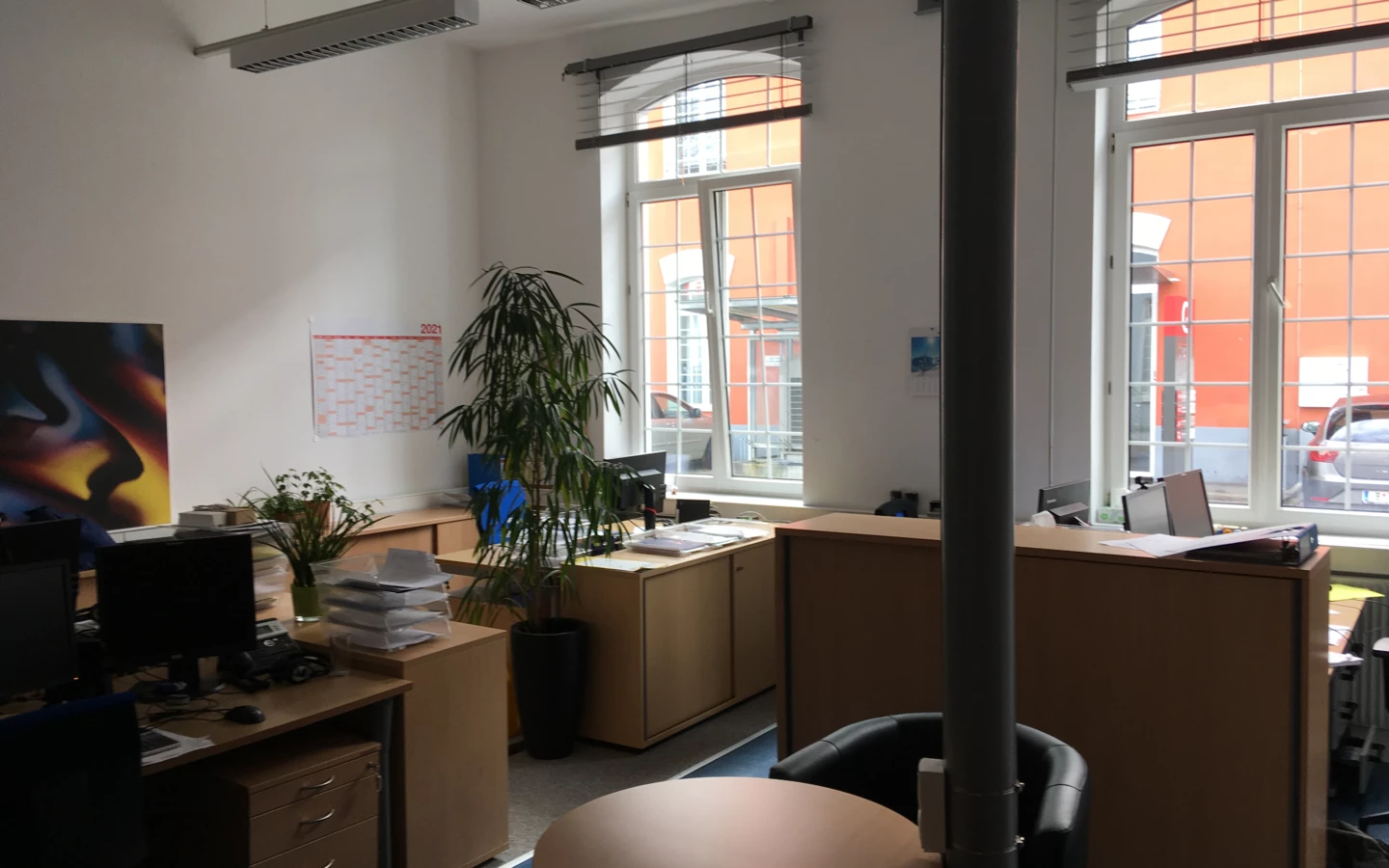 Rhomberg's Fabrik Büro mit Schreibtisch, PC, Fenstern und Pflanzen 2 Rhomberg's Fabrik Büro mit Schreibtisch, PC, Fenstern und Pflanzen 2