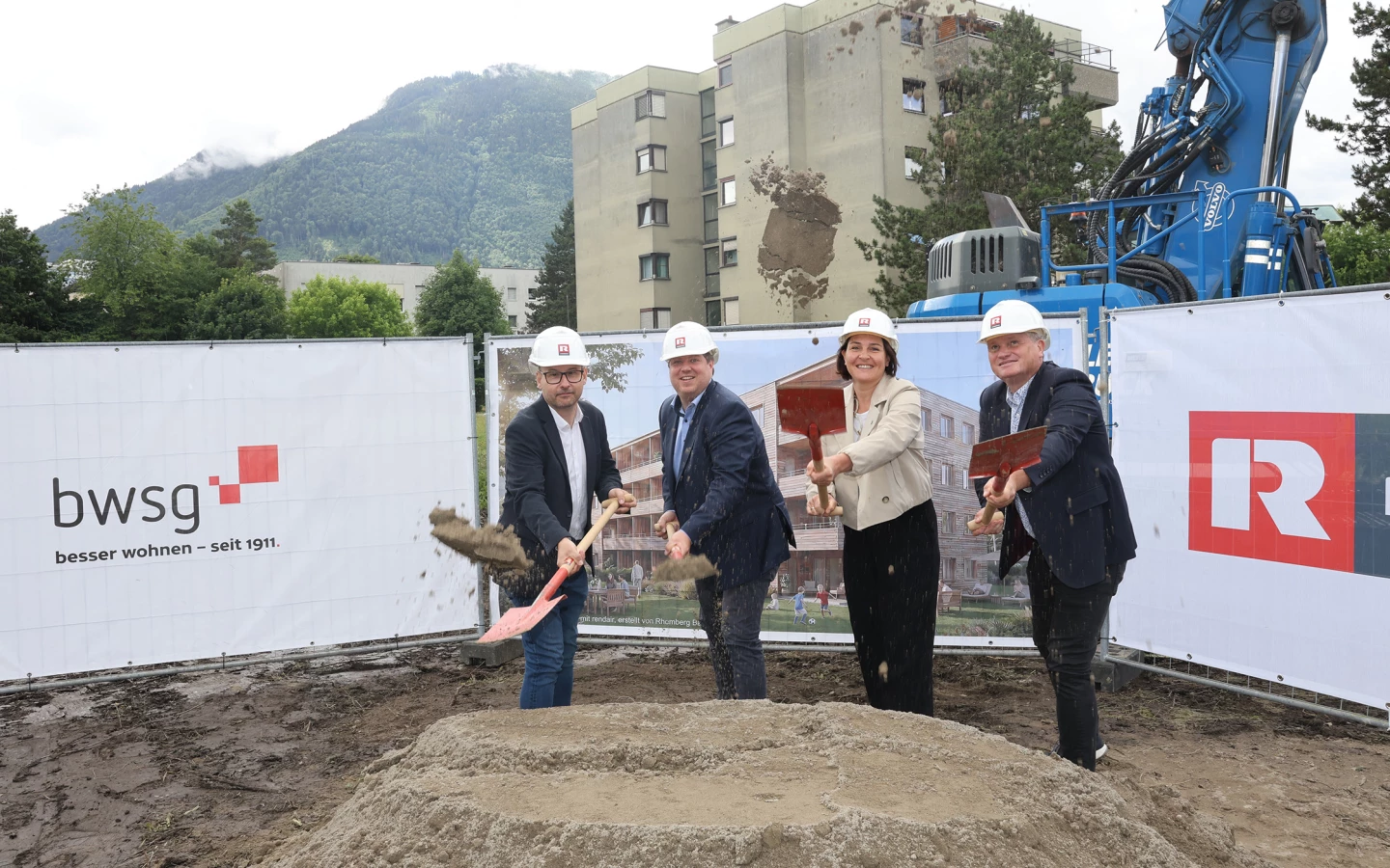 Feierten gemeinsam den „Premieren-Spatenstich“ (v. l. n. r.) von BWSG und Rhomberg Bau: Ortsvorsteher Daniel Peter, MSc, Daniel Leitinger, Geschäftsführer Rhomberg Bau, zweite Landtagsvizepräsidentin Dr. Monika Vonier sowie BWSG-Prokurist Dr. Felix Müller. Bildquelle: Arno Meusburger