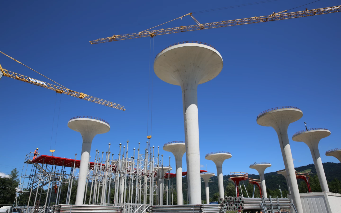 Referenz Raststation Hörbranz Rhomberg Bau Baustelle mit Kränen und Betonsäulen