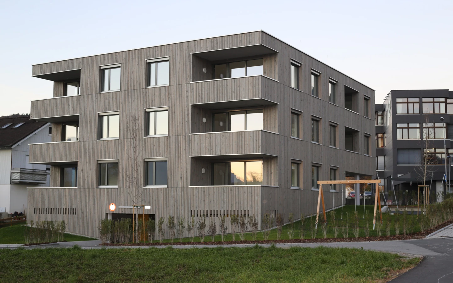 Neun Neue: Im Wyllarweg hat Rhomberg Bau die kleine, aber feine Wohnanlage für die Alpenländische errichtet.
Bild: DERFRITZ Grafik und Fotografie e.U. // derfritz.at Neun Neue: Im Wyllarweg hat Rhomberg Bau die kleine, aber feine Wohnanlage für die Alpenländische errichtet.
Bild: DERFRITZ Grafik und Fotografie e.U. // derfritz.at