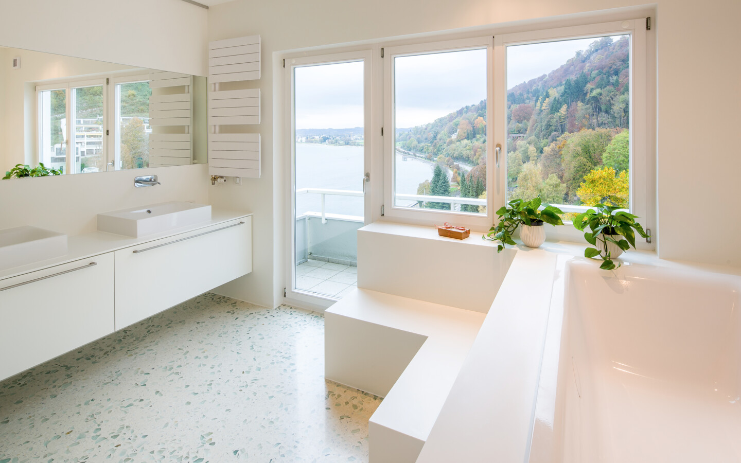Wohnung Lochau Generalsanierung Wohnzimmer mit Couch, Kommode und Balkontür Wohnung Lochau Generalsanierung Wohnzimmer mit Couch, Kommode und Balkontür