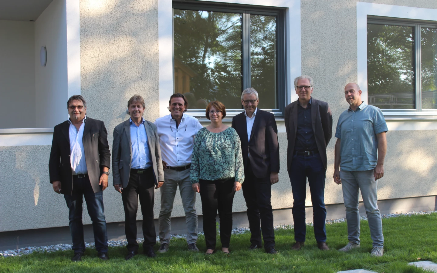Erwarten die neuen Mieter (v. l. n. r.): Gemeinderat Erich Gisinger, Bürgermeister Fritz Maierhofer, Vizebürgermeister Gerd Hölzl (alle Gemeinde Koblach), AH Prokuristin Alexandra Schalegg, Landesstatthalter Mag. Karlheinz Rüdisser, Architekt DI Reinhard Drexel und Rhomberg Bau Projektleiter DI Bernd Raica. Erwarten die neuen Mieter (v. l. n. r.): Gemeinderat Erich Gisinger, Bürgermeister Fritz Maierhofer, Vizebürgermeister Gerd Hölzl (alle Gemeinde Koblach), AH Prokuristin Alexandra Schalegg, Landesstatthalter Mag. Karlheinz Rüdisser, Architekt DI Reinhard Drexel und Rhomberg Bau Projektleiter DI Bernd Raica.