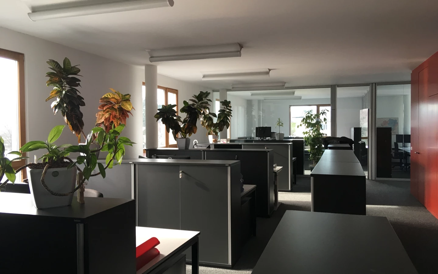 Rhomberg's Fabrik Büro mit Schreibtisch, PC und Fenster 12