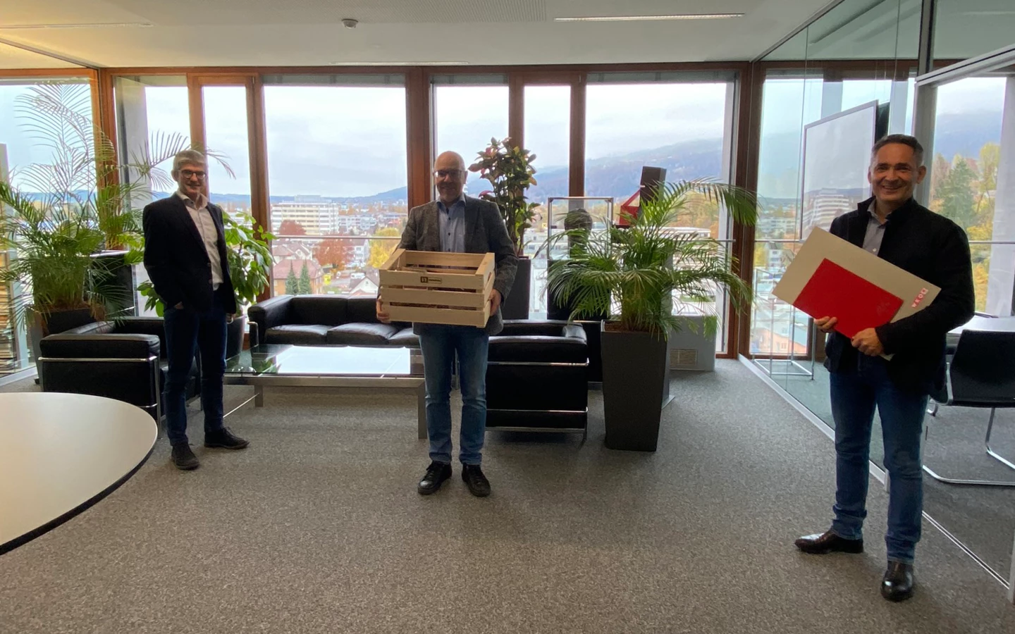 Aus aktuellem Anlass mit Abstand, dafür umso herzlicher: Hubert Rhomberg (r.) und Ernst Thurnher (l.) ließen es sich nicht nehmen, den Jubilaren 2020, wo immer möglich, persönlich zu danken. In der Mitte Rhomberg Bau-Geschäftsleiter Jürgen Jussel (M.), der für 25 Jahre geehrt wurde.