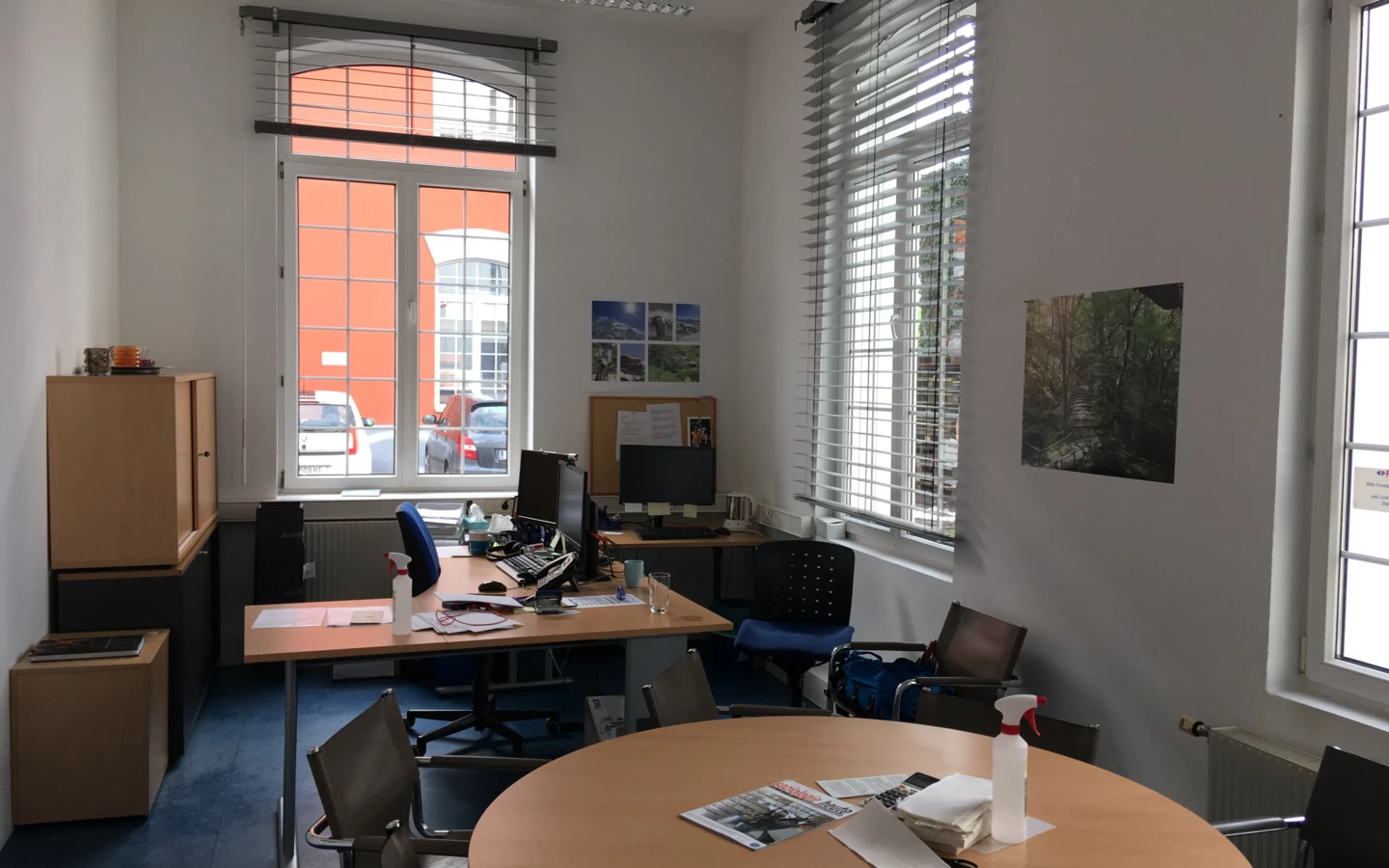 Rhomberg's Fabrik Büro mit Schreibtisch, PC und Fenster 2