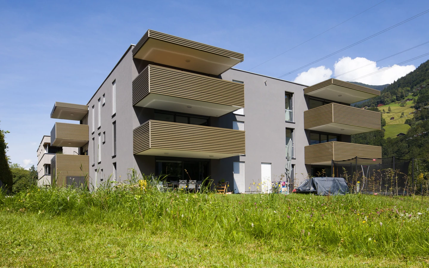 Wohnanlage Bahnhofsstrasse Vandans aussen Wiese Wohnanlage Bahnhofsstrasse Vandans aussen Wiese