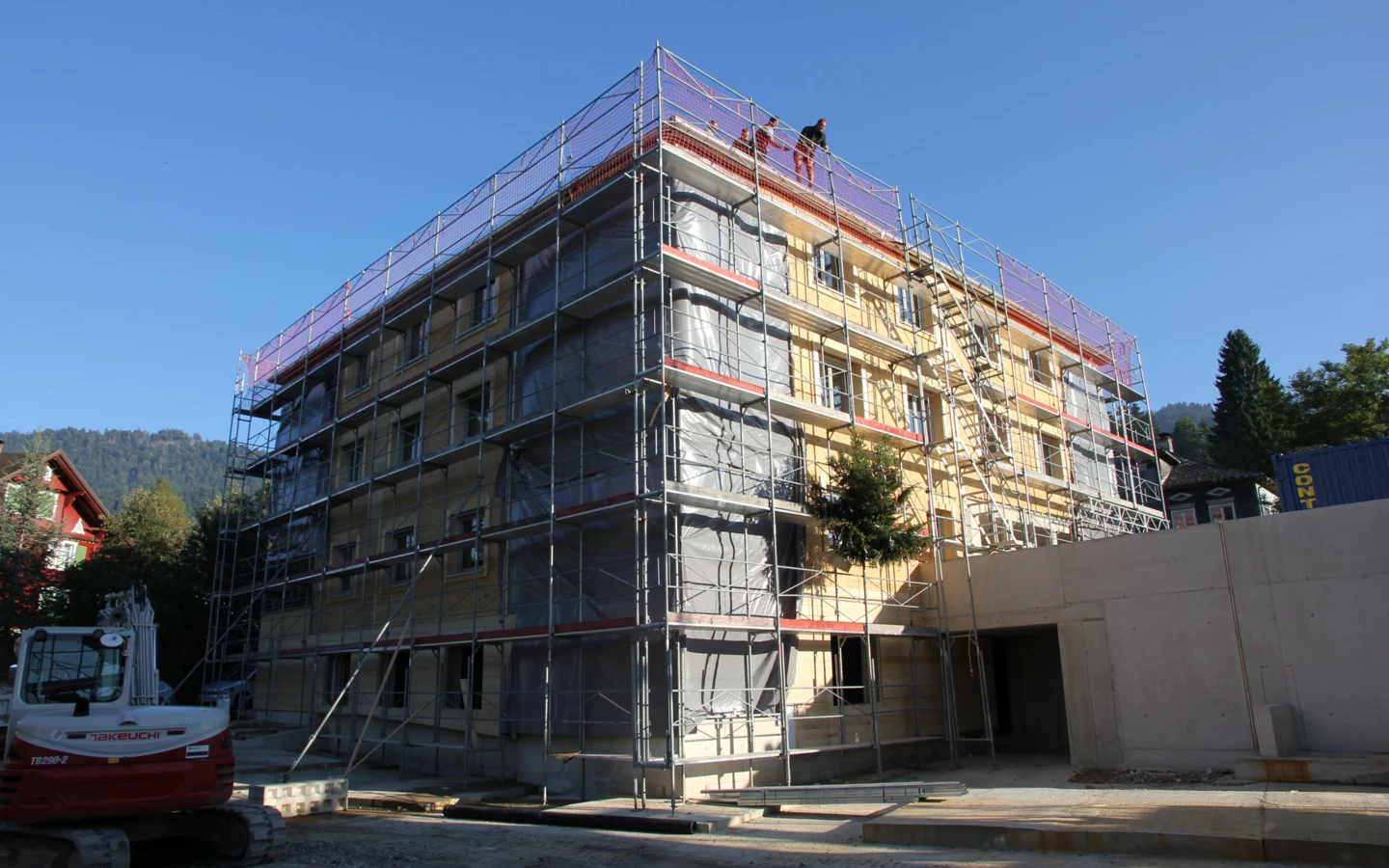Vergangene Woche wurde im Wohnquartier Schwarzen, Alberschwende, bei Haus C die Dachgleiche gefeiert. Auch in den anderen drei Gebäudekörpern der modernen Wohnanlage geht es planmäßig voran. Vergangene Woche wurde im Wohnquartier Schwarzen, Alberschwende, bei Haus C die Dachgleiche gefeiert. Auch in den anderen drei Gebäudekörpern der modernen Wohnanlage geht es planmäßig voran.