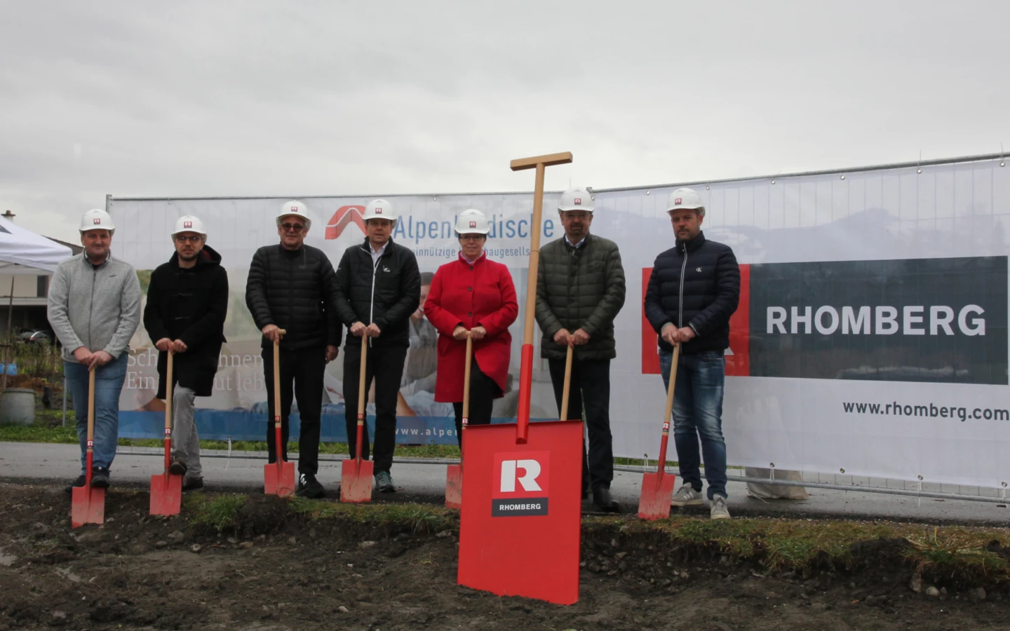 Gemeinsam für ein kleines, feines Bauprojekt in Mäder (v. l. n. r.): Peter Haimerl (Rhomberg Bau), Georg Lora und Markus Dorner (Dorner\Matt), Christian Jauk (Rhomberg Bau), Alexandra Schalegg (Alpenländische), Bürgermeister Rainer Siegele und Markus Allgäuer (Alpenländische).