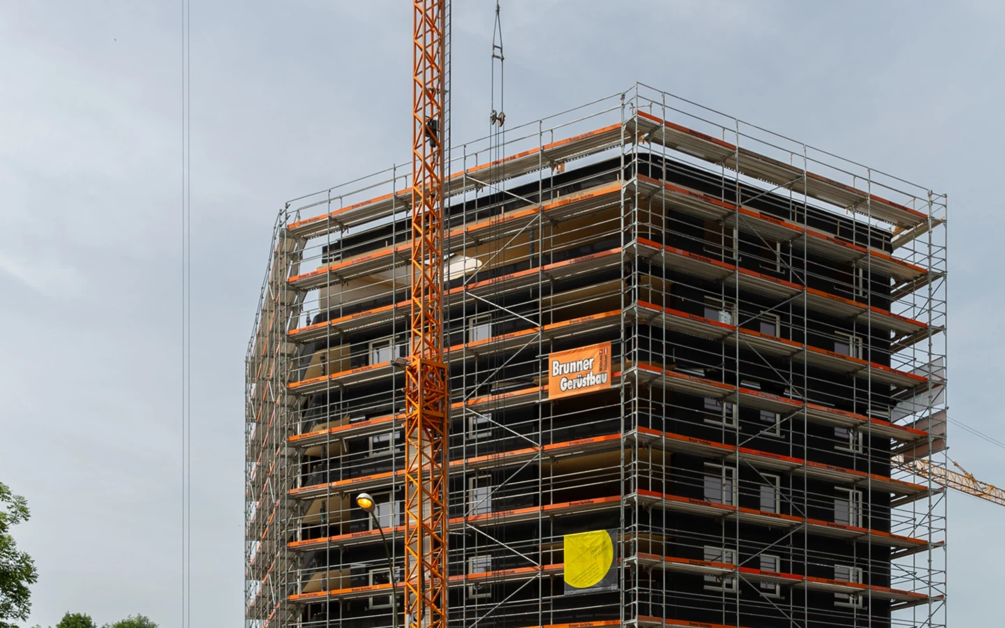 Höhepunkt erreicht: Das Errichten des kompletten, achtstöckigen Holzgebäudes im neuen Lustenauer „Rheindorf“ hat lediglich gut zwei Wochen gedauert. Höhepunkt erreicht: Das Errichten des kompletten, achtstöckigen Holzgebäudes im neuen Lustenauer „Rheindorf“ hat lediglich gut zwei Wochen gedauert.