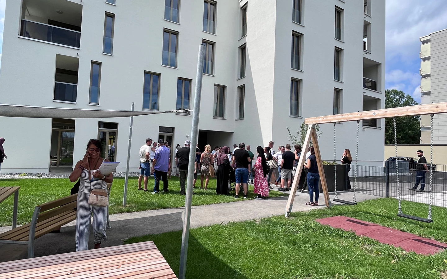 Verantwortliche und Mieter:innen freuten sich bei der feierlichen Schlüsselübergabe am Mittwoch in Lustenau über den gelungenen Abschluss des Bauprojekts. 