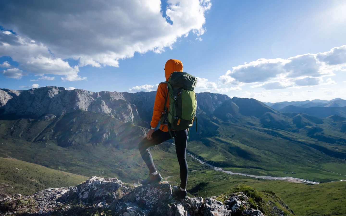 successful-woman-backpacker-hiking-on-sunset-alpin