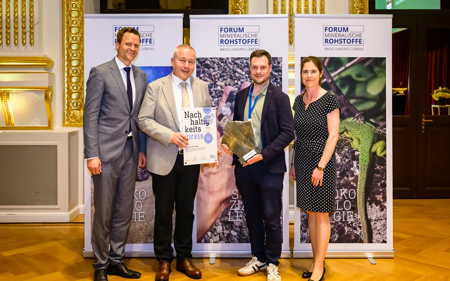 Gruppenbild mit Preis (v. l. n. r): Johann Eder, Vorstandsvorsitzender Forum Rohstoffe, Thomas Spörker, Bundesministerium für Finanzen, Lukas Fleisch, Geschäftsfeldleiter Rhomberg Bau GmbH, Petra Gradischnig, Geschäftsführerin Forum Rohstoffe, Bildnachweis: © Forum Rohstoffe / Marko Kovic Gruppenbild mit Preis (v. l. n. r): Johann Eder, Vorstandsvorsitzender Forum Rohstoffe, Thomas Spörker, Bundesministerium für Finanzen, Lukas Fleisch, Geschäftsfeldleiter Rhomberg Bau GmbH, Petra Gradischnig, Geschäftsführerin Forum Rohstoffe, Bildnachweis: © Forum Rohstoffe / Marko Kovic