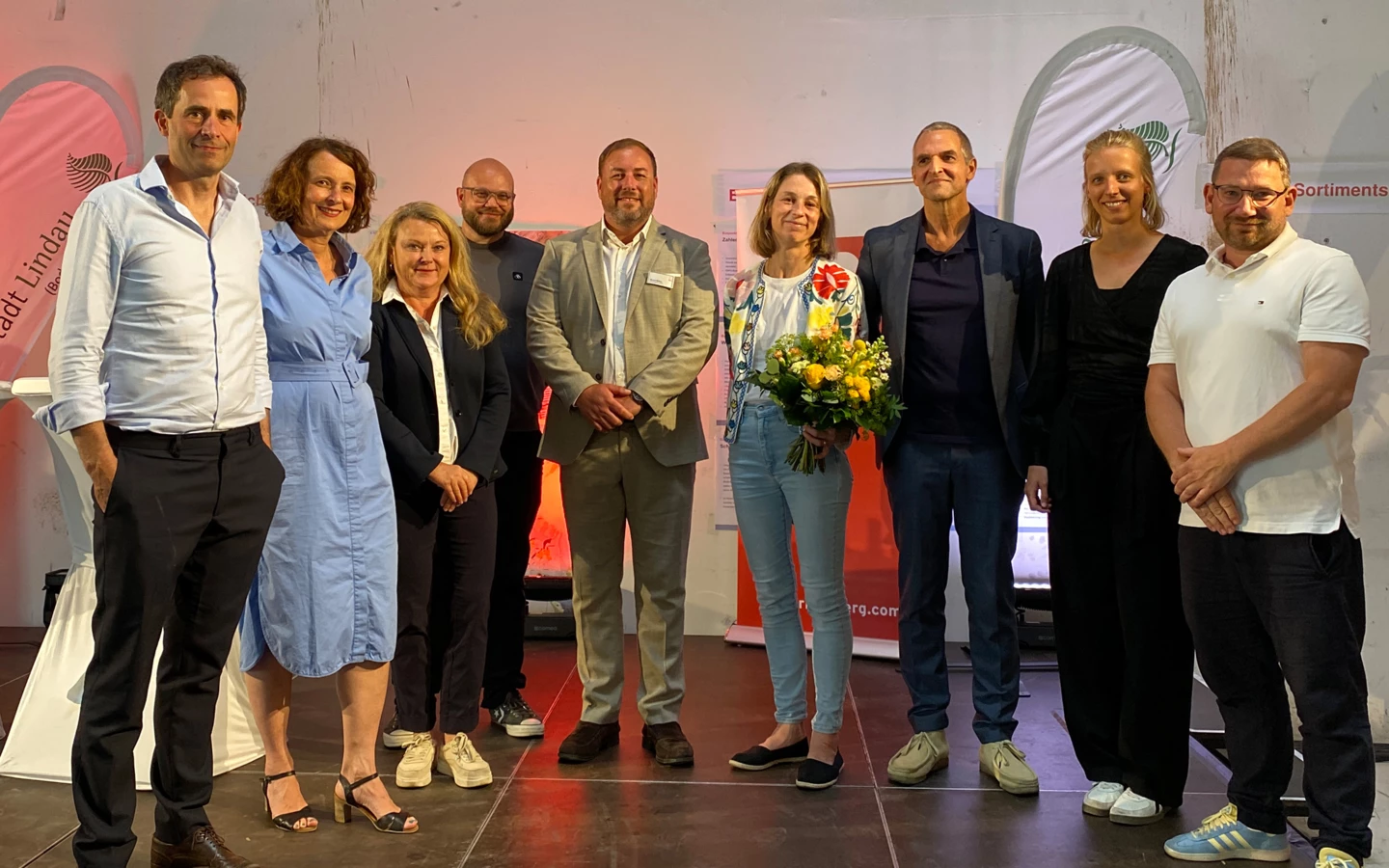 Rhomberg Bau-Projektleiter Manuel Weiner (Mitte), Lindaus Stadtbaumeister Kay Koschka (links daneben) sowie die Juryvorsitzende Prof. Lydia Haack (3. v. l.) mit den drei Gewinnerteams des Architektenwettbewerbs zur Weiterentwicklung des Zechwald-Areals. Foto: Rhomberg Bau