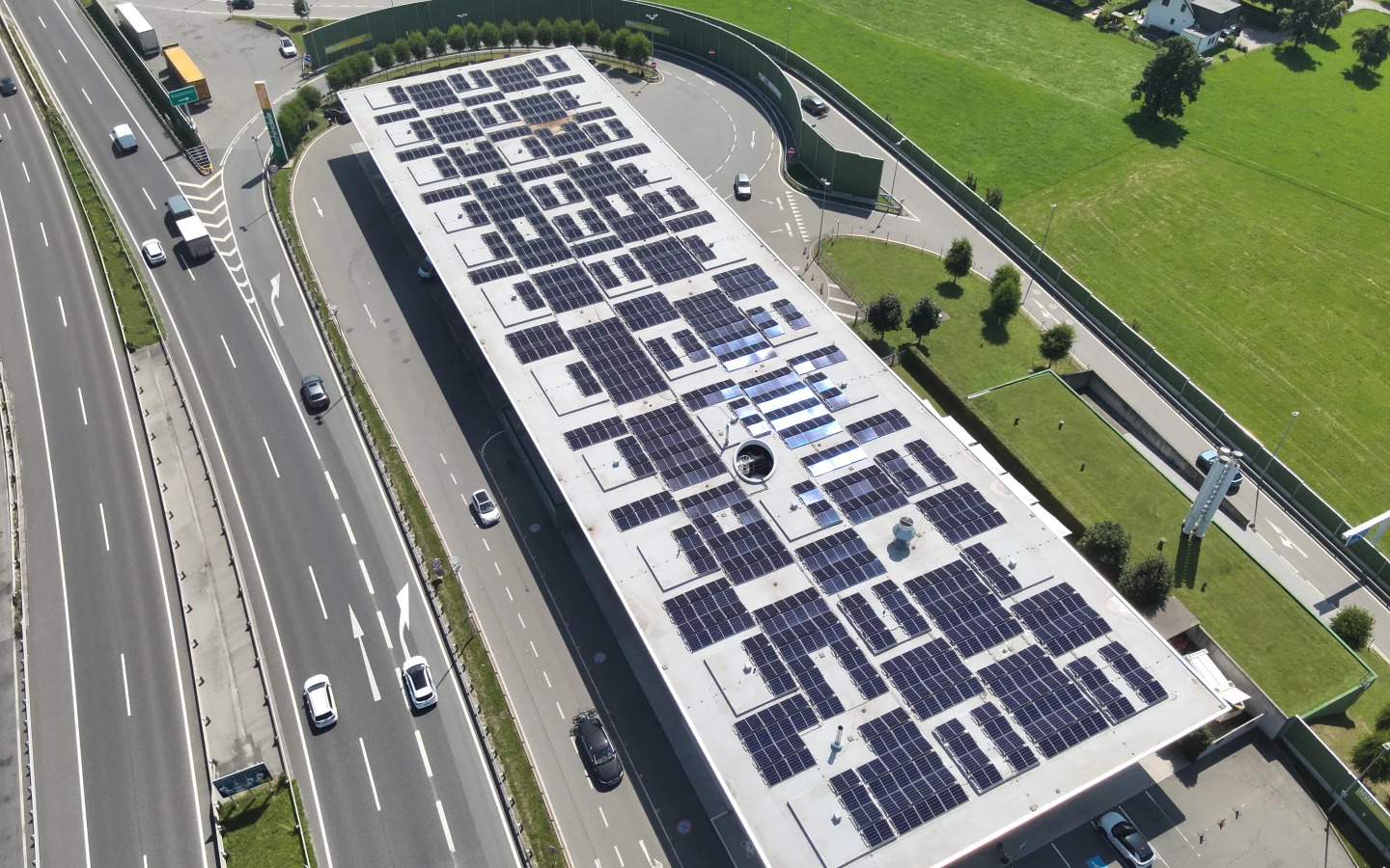 Im Zuge der nachhaltigen Weiterentwicklung wurde 2023 eine Dach-Photovoltaikanlage mit 840 Modulen und einer Gesamtleistung von 360 kWp als Einzelauftrag umgesetzt.