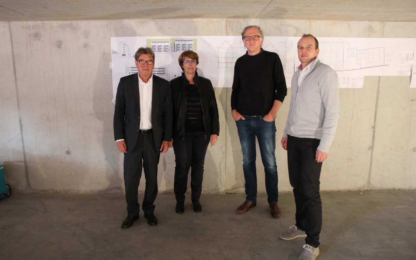Ing. Wilhelm Muzyczyn und Alexandra Schalegg von der Alpenländischen Heimstätte gemeinsam mit Architekt Reinhard Drexel und Christian Jauk von Rhomberg Bau (v. l. n. r.) vor den Plänen des gemeinsamen Wohnbauprojekts in der Burgstraße, Hohenems.