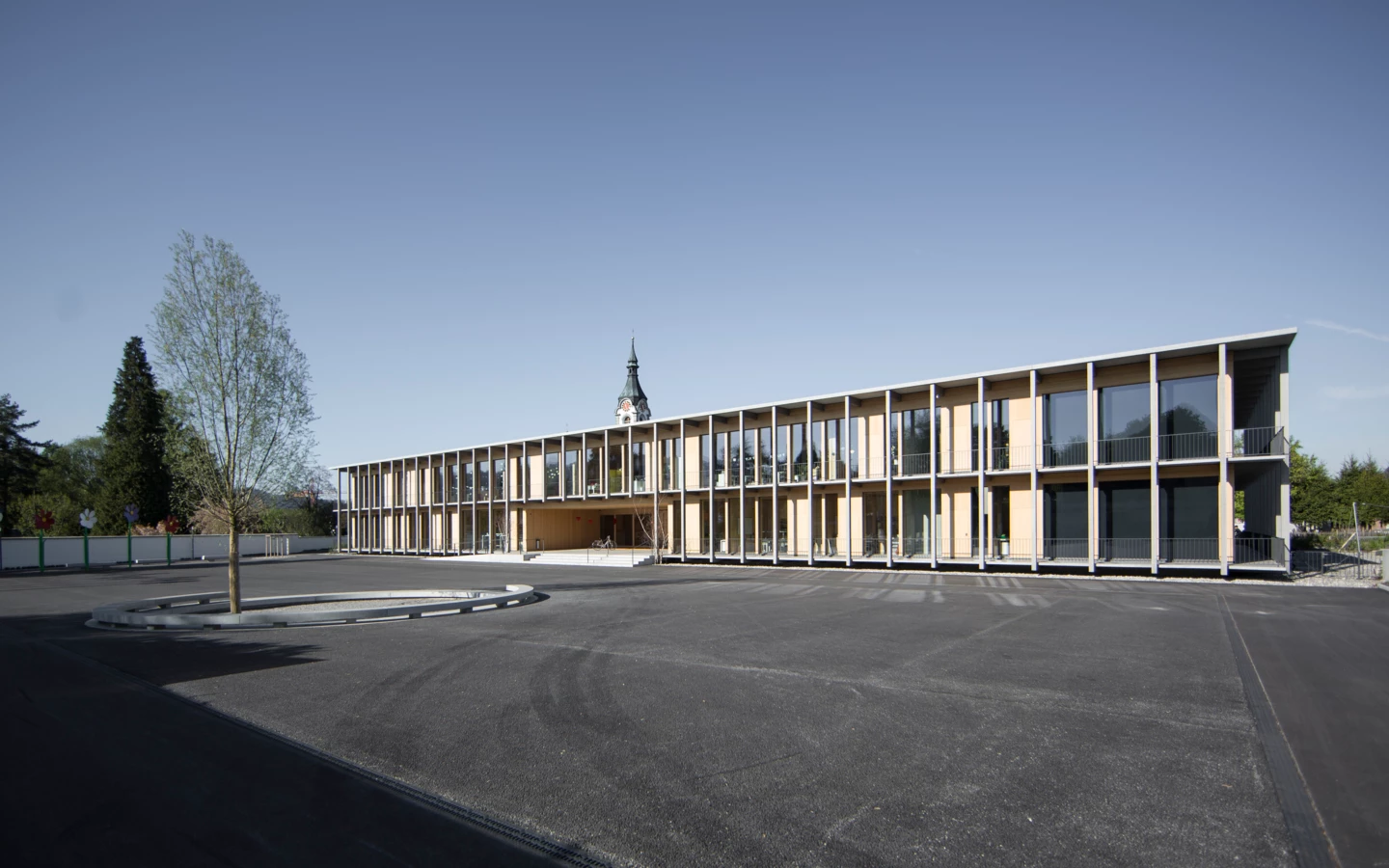 Schule Schlatt Sohm-HolzBautechnik Aussenansicht mit Parkplatz