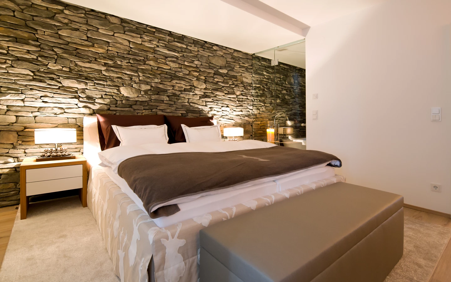 Ferienwohnung Zürs Generalsanierung Schlafzimmer mit Bett und Nachttisch Ferienwohnung Zürs Generalsanierung Schlafzimmer mit Bett und Nachttisch