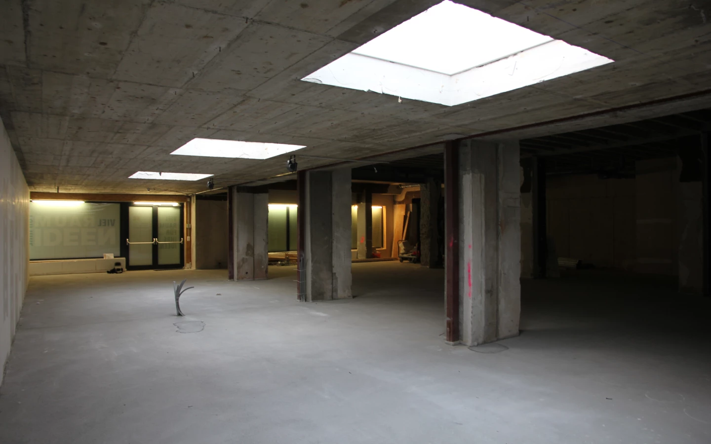 Bahnhofstraße Leere Halle mit Säulen und Dachfenstern Bahnhofstraße Leere Halle mit Säulen und Dachfenstern