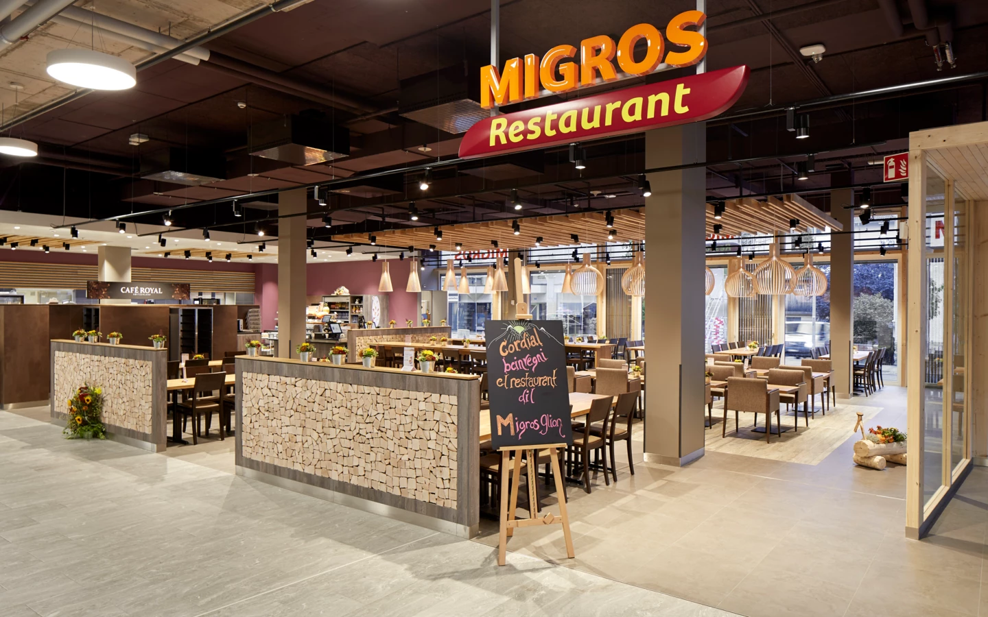 Das Restaurant Migros im Wohn-/Geschäftshaus Ilanz, Schweiz