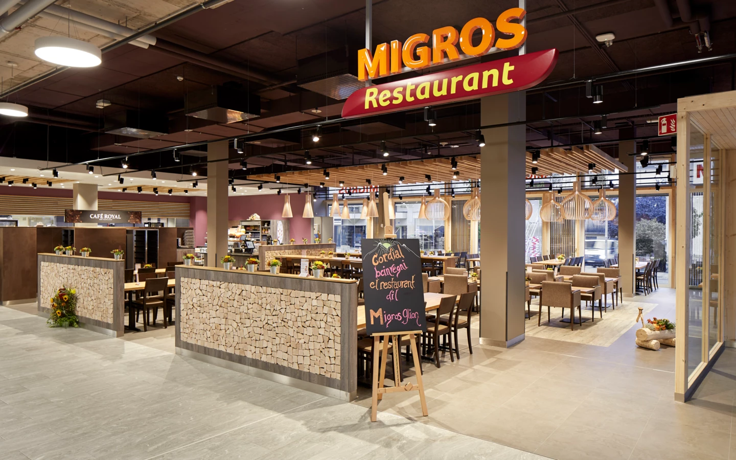 Das Restaurant Migros im Wohn-/Geschäftshaus Ilanz, Schweiz Das Restaurant Migros im Wohn-/Geschäftshaus Ilanz, Schweiz